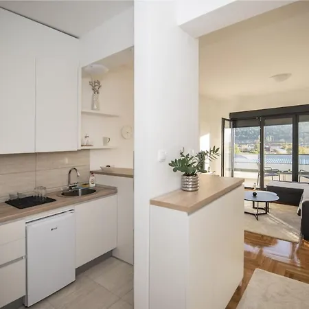 アパート Deretic トレビニエ