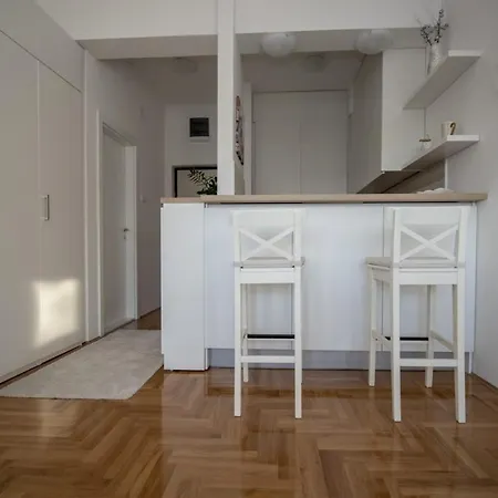 アパート Deretic トレビニエ